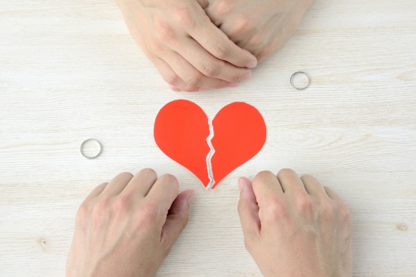 熟年離婚で後悔する理由とは？後悔しないための準備や離婚後の過ごし方を解説